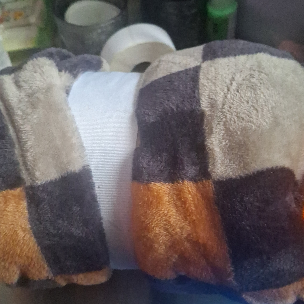 Plaid Fleece Blanket - Picture 3 of 3
